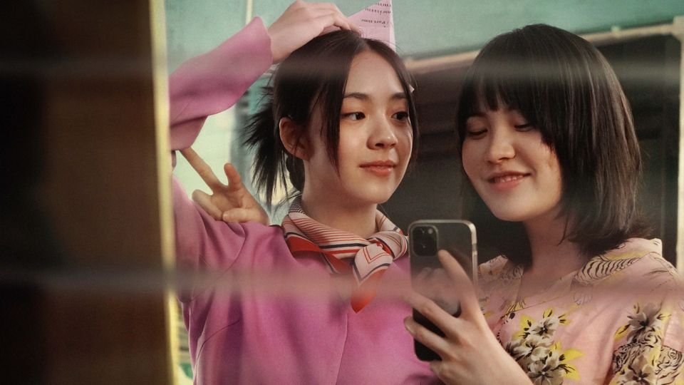 รีวิวหนัง FLAT Girls แฟลตเกิร์ล ชั้นห่างระหว่างเรา (2025) เมื่อความรักต้องเผชิญกับความแตกต่างทางสังคม