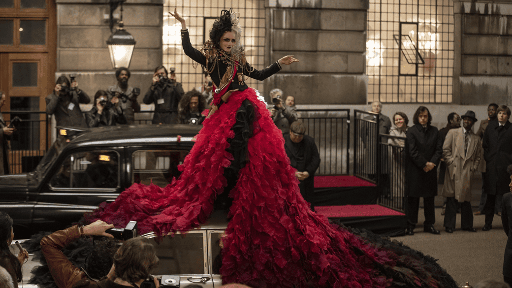 รีวิวหนัง Cruella (2021) ต้นกำเนิดของตัวร้ายที่คุณเกลียดไม่ลง!