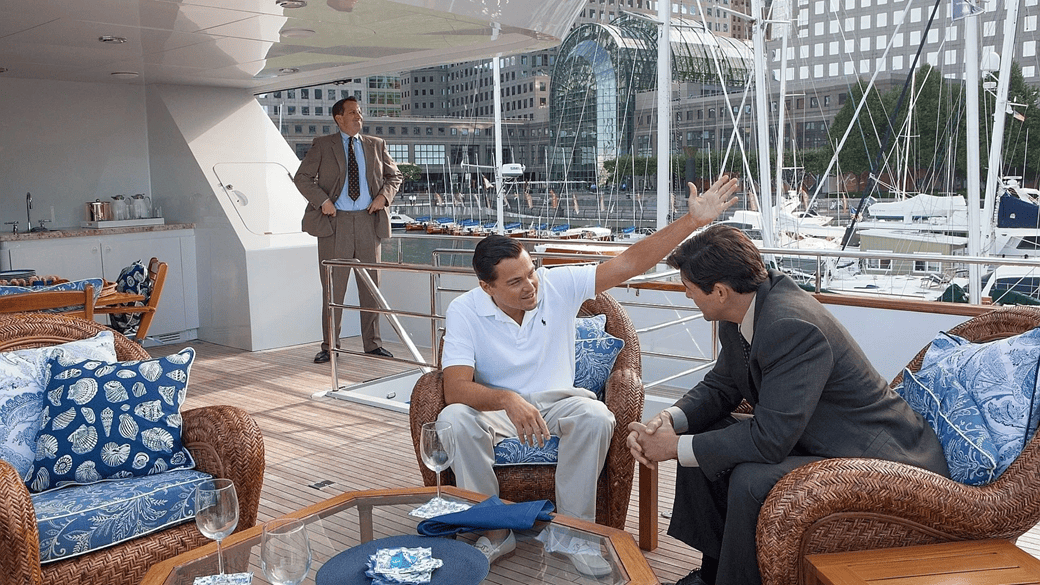รีวิวหนัง The Wolf of Wall Street (2013) เมื่อชีวิตรวยล้น กลายเป็นเกมเสี่ยงตายที่ไร้จุดจบ