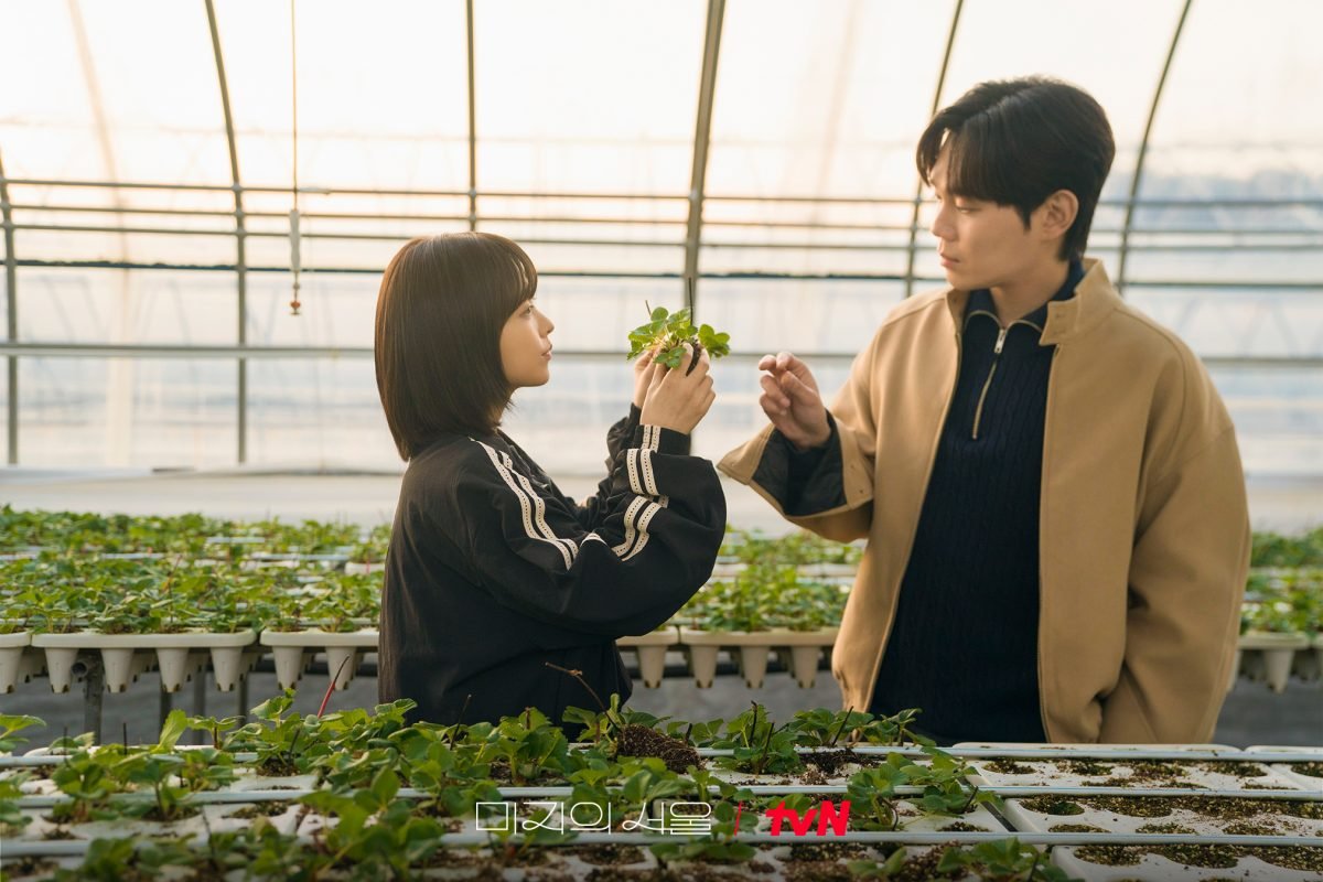 รีวิวซีรีส์ Our Unwritten Seoul (2025) Park Bo‑young กับบทฝาแฝด ก่อนขอพักใจหลังปิดกอง 1 อาทิตย์เต็ม | Netflix