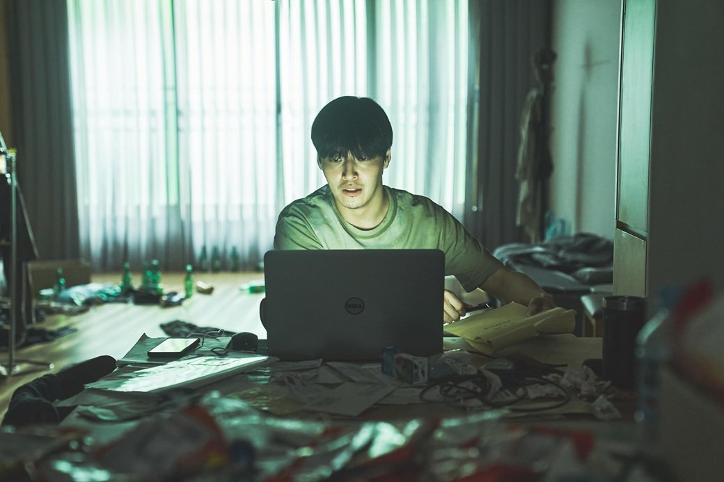 รีวิว Wall to Wall (2025) ชายที่ทุ่มทุกอย่างเพื่อให้มีบ้านในฝัน | หนังระทึกขวัญนำแสดงโดย คังฮานึล